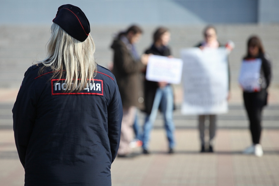 Полицейские задержали северодвинского активиста за попытку записать обращение к Путину против QR-кодов