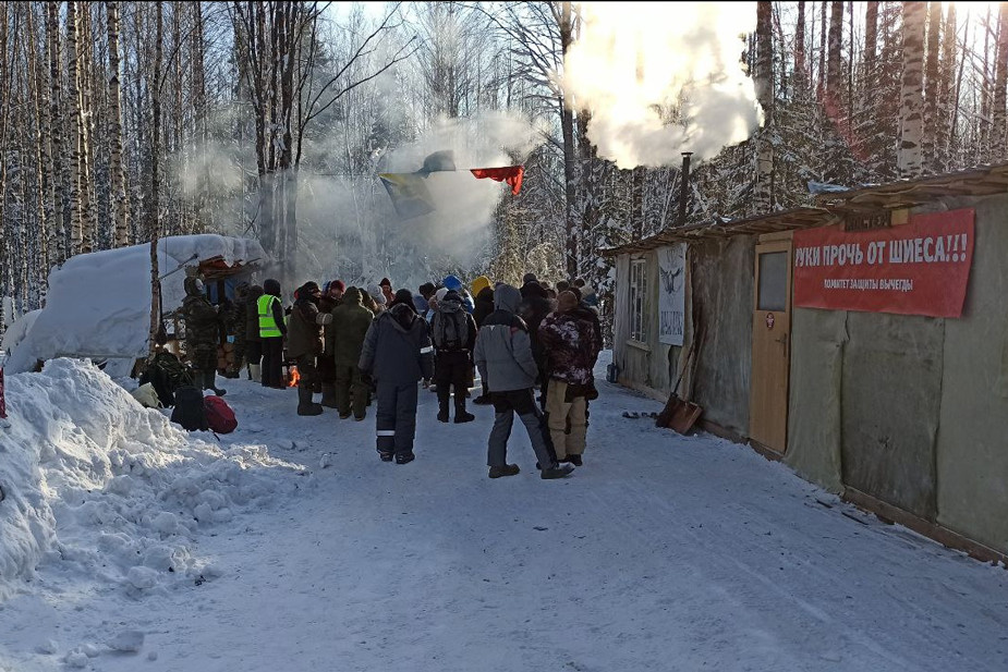 Активисты на Шиесе в 38 градусов мороза восстановили разрушенный неизвестными пост 
