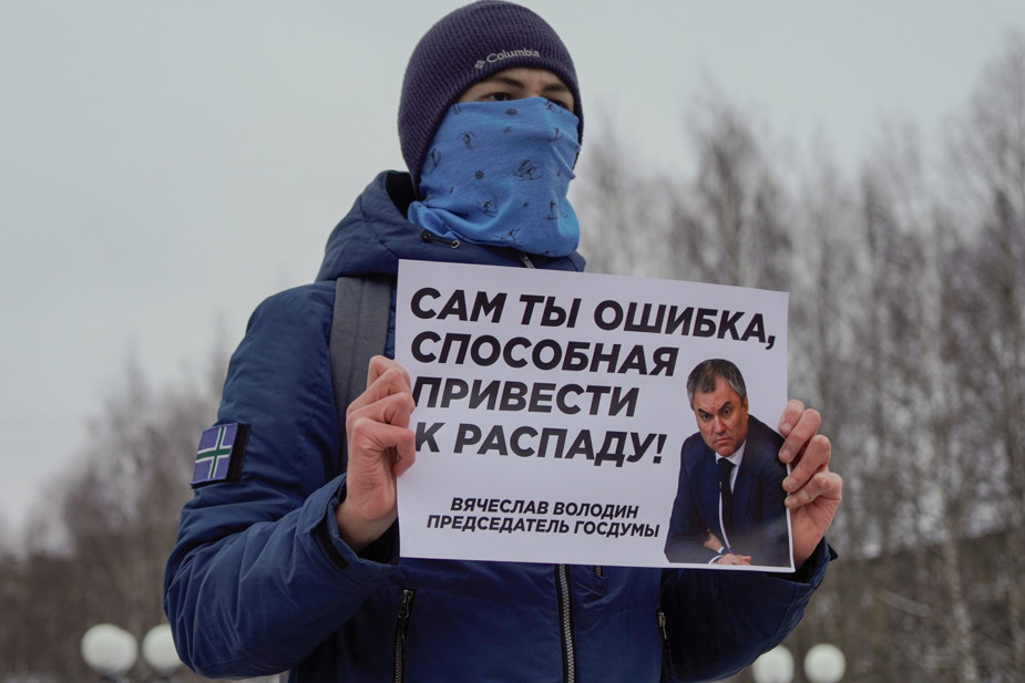 «Сам ты ошибка!» В Коми активист вышел на пикет после высказывания спикера Госдумы о национальных республиках