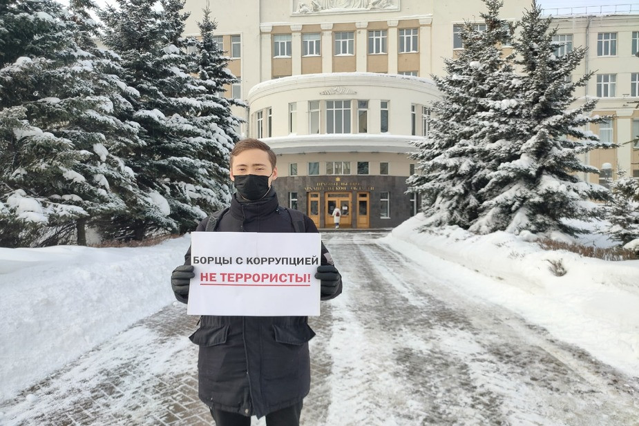 Arkhangelsk resident holds a picket to support the ex-coordinators of Navalny's headquarters*