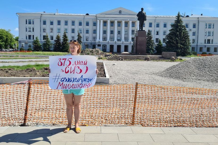«А как еще отмечать этот праздник?» В Пскове прошел пикет в поддержку активиста Артёма Милушкина
