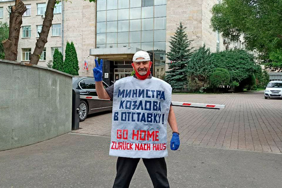 Тюменский активист в Москве провел пикет за отставку главы Минприроды России