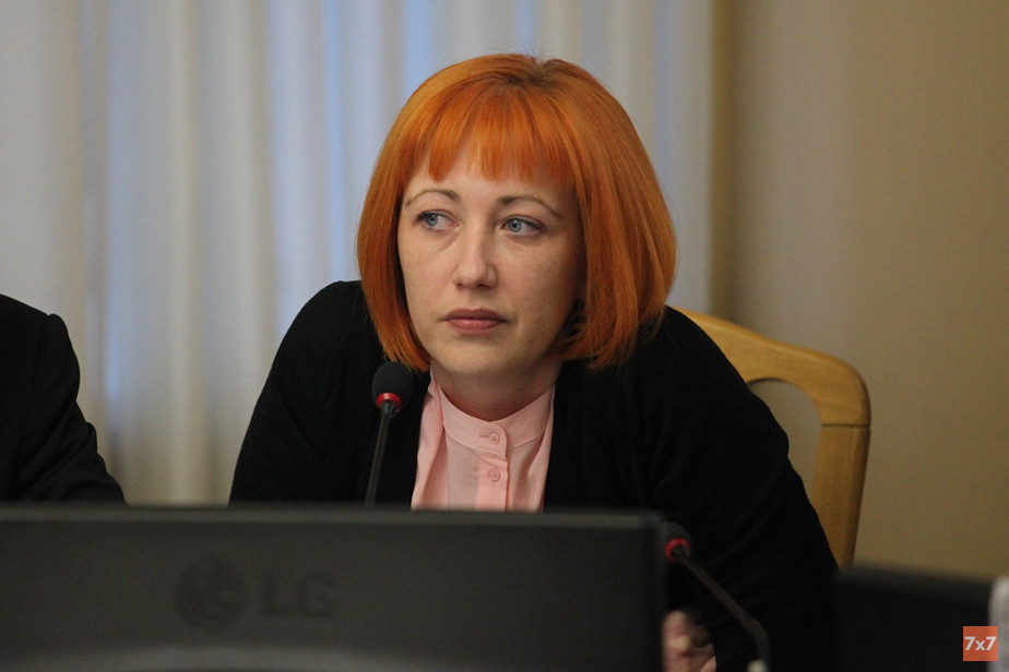 В Смоленске не стали арестовывать обвиняемую в превышении должностных полномочий чиновницу. Ранее она избежала судимости
