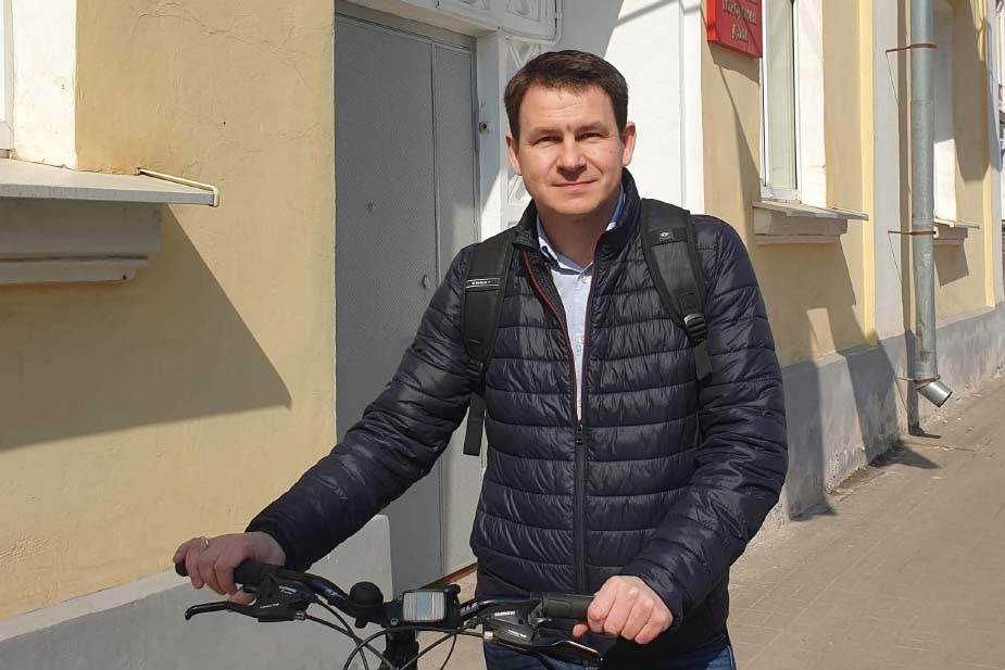 На псковского депутата завели дело за публикацию снимков с символикой Навального в 2017 году