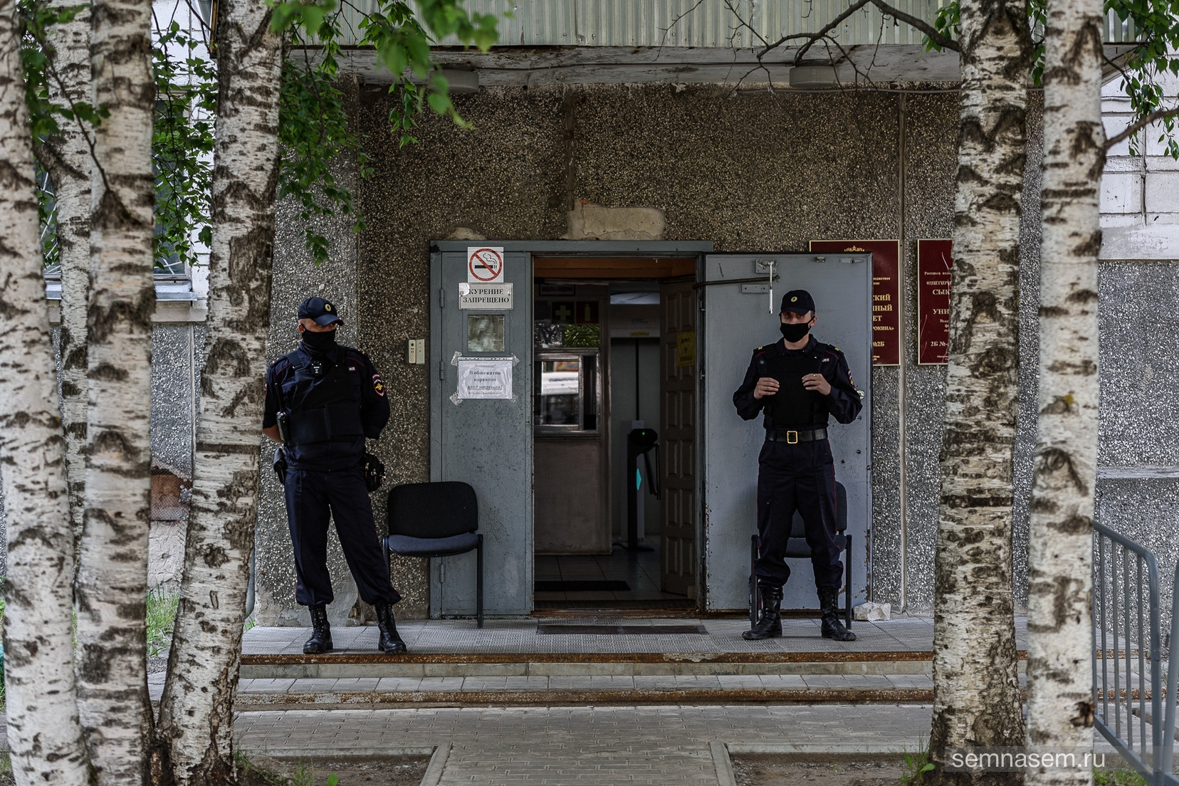 «Мы думали, что под подпись сможем выходить». Полиция из-за коронавируса оцепила общежитие Сыктывкарского госуниверситета