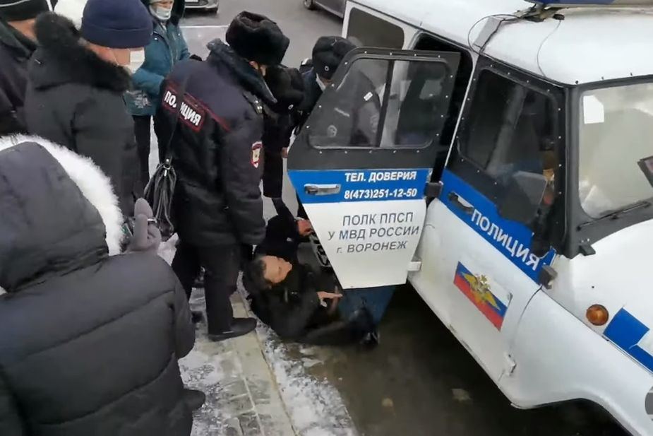 В Воронеже полицейские задержали вышедшего на одиночный пикет пенсионера
