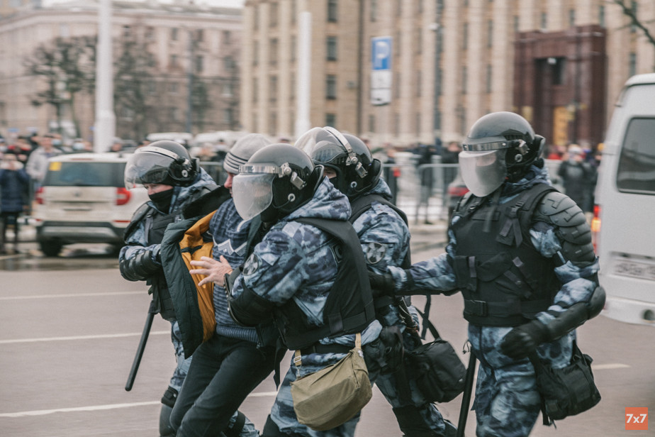 Избиения, мультики и попытки взять ДНК. Как задерживали и судили участников акций в поддержку Навального
