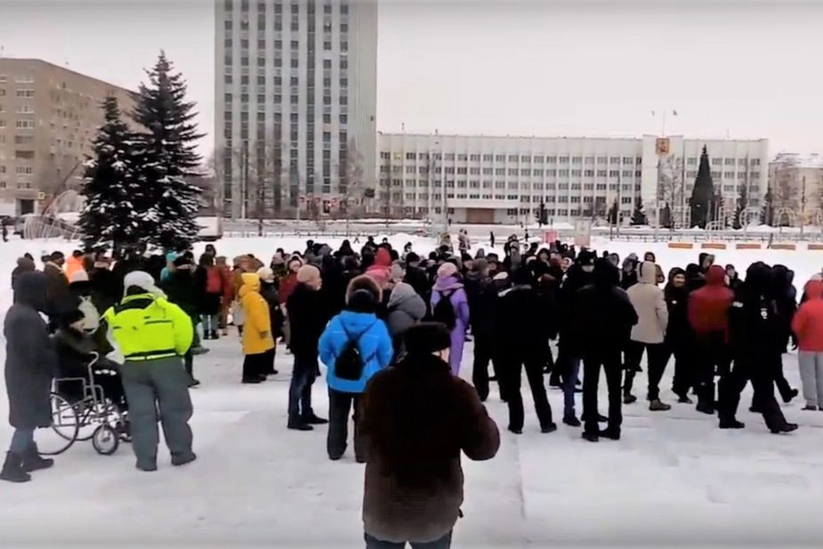Жители Архангельска вышли на митинг против QR-кодов. Полиция задержала двоих активистов и журналиста