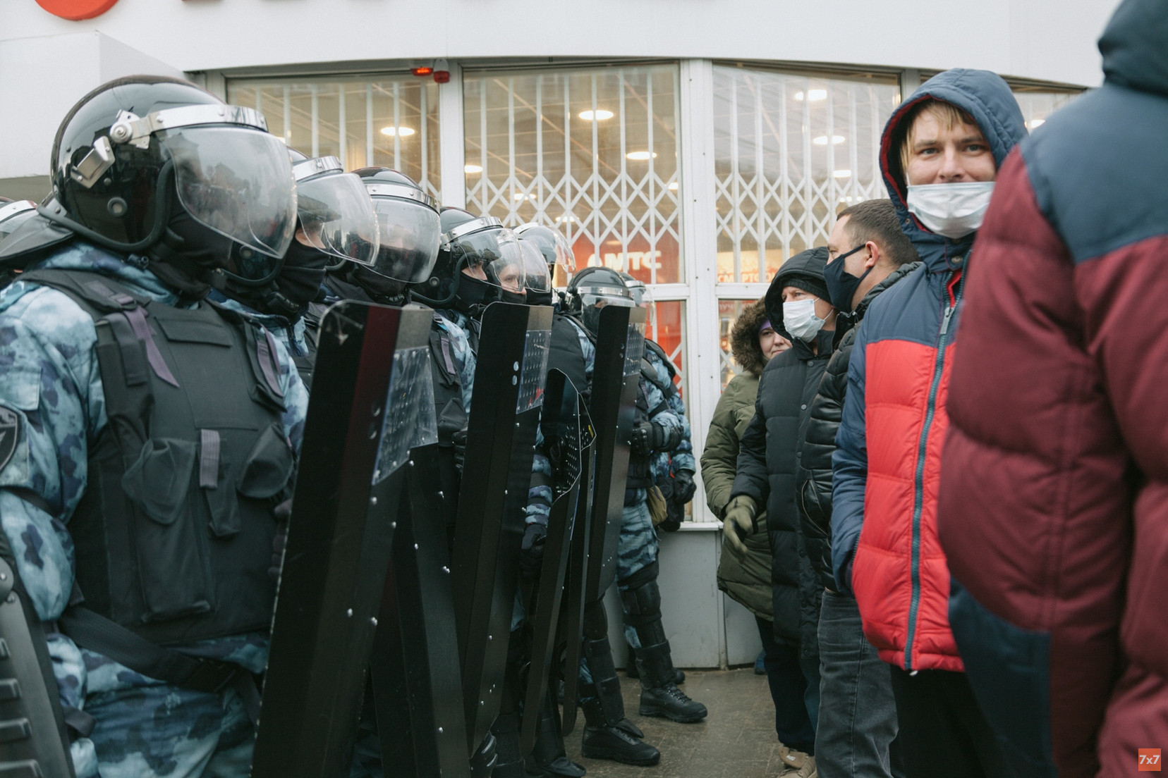 В России продолжаются задержания после акции 23 января. Как и за что судят ее участников — хроника «7х7»
