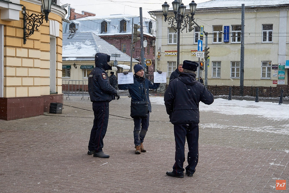 Суд в Ярославле признал законным бездействие полиции во время нападения провокаторов на одиночного пикетчика в центре города