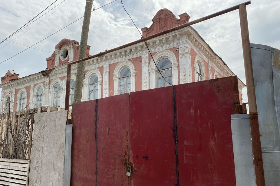 Жители Оренбурга пожаловались в прокуратуру на бездействие мэрии в отношении арендатора старинного особняка