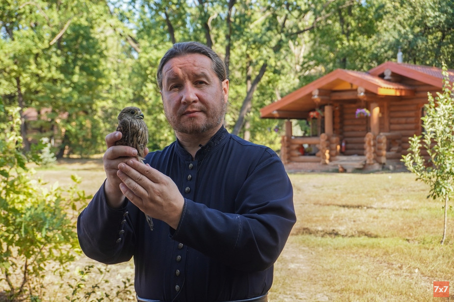 Парень-батюшка. Как иеромонах из Волгоградской области создал реабилитационный центр для помощи диким птицам