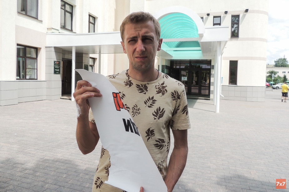 В Пензе сотрудник фабрики «Маяк» порвал плакат пикетчику. Активист требовал от предприятия прекратить загрязнение реки Суры