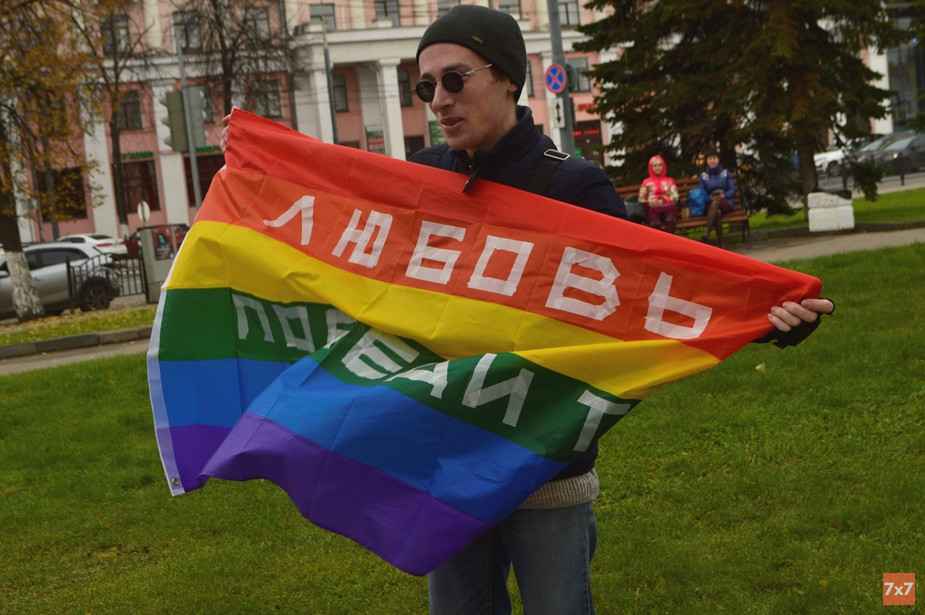 «Агрессия снижается». В Ярославле прошел одиночный пикет в честь международного дня каминг-аута