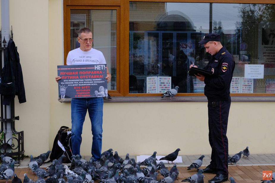 В Новгородской области экс-мэр Боровичей вышел с пикетом в поддержку Хабаровска и Навального