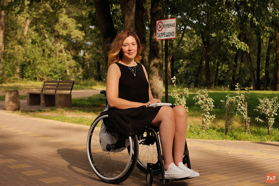 «Красивая девочка на коляске». Как жительница Смоленска Дарина Сафарова ломает общественные стереотипы