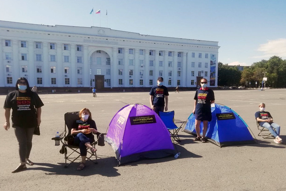 Обманутые дольщики установили палатки у правительства Ульяновской области