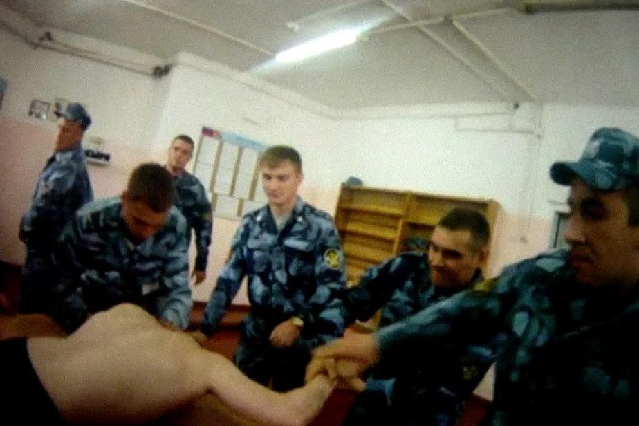 Суд отправил под домашний арест двух сотрудников ярославской колонии, подозреваемых в пытках заключенных
