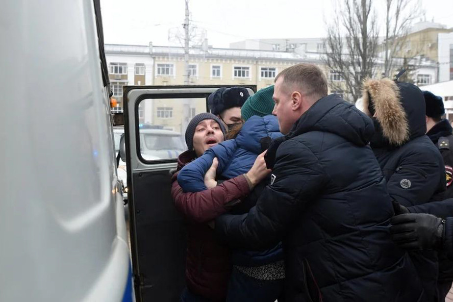 Курского депутата вызвали в полицию за участие в митингах. На одном из них он пытался помешать задержанию журналистки