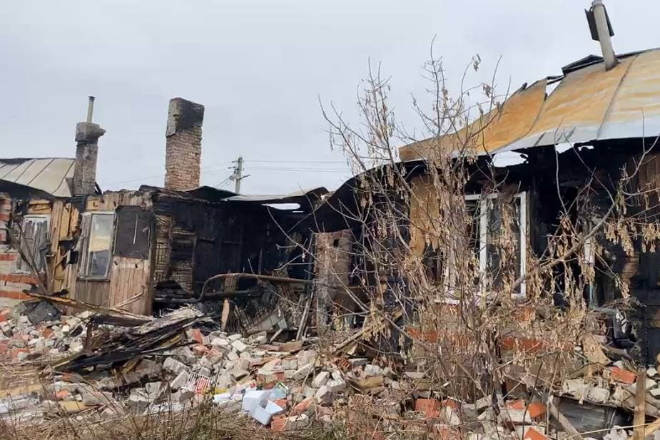 Жителям сгоревшего дома под Липецком вместо квартир выдали 10 тысяч рублей, тушенку и макароны. Они обратились к Путину