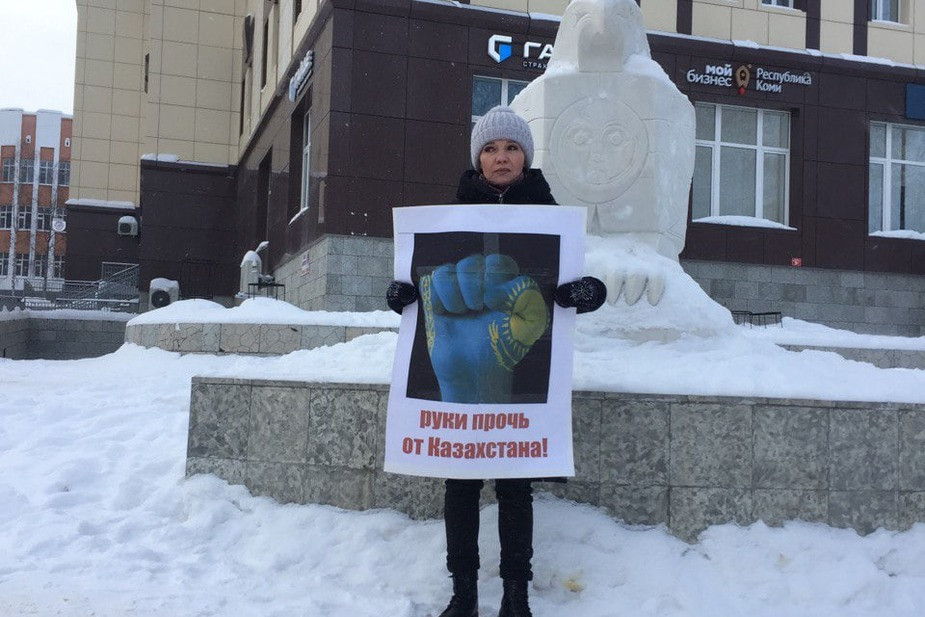Общественница из Коми провела пикет в поддержку жителей Казахстана
