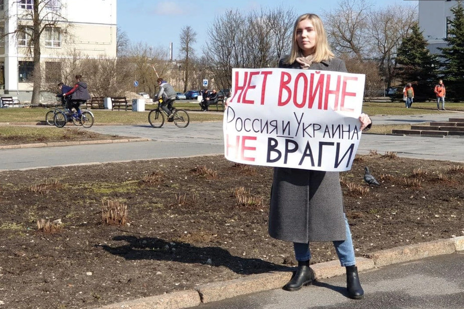 «Это нельзя поддерживать и поощрять». В Пскове учительница провела пикет против войны с Украиной
