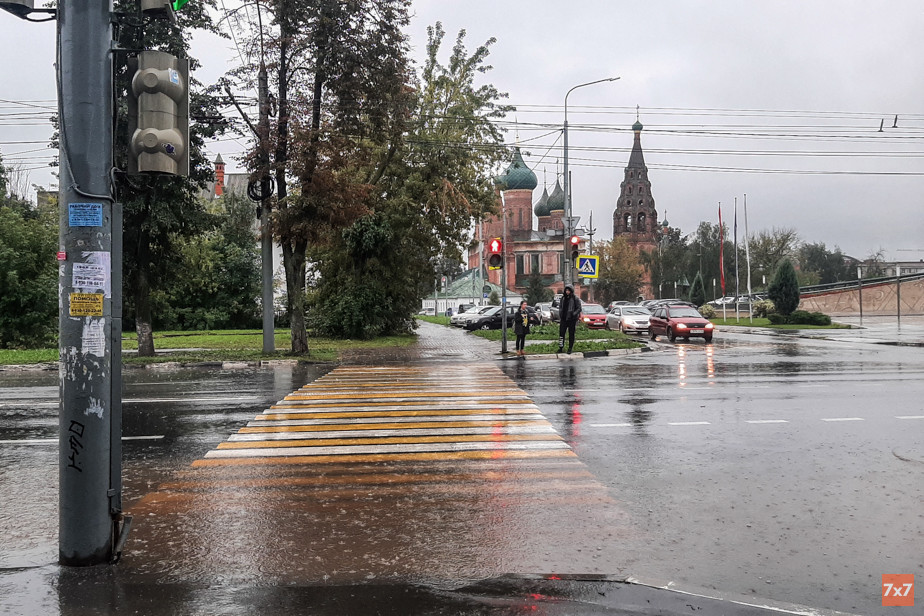 Каждый дождь пешеходные переходы в Ярославле тонут. Как это изменить — отвечают общественники, дорожники и чиновники