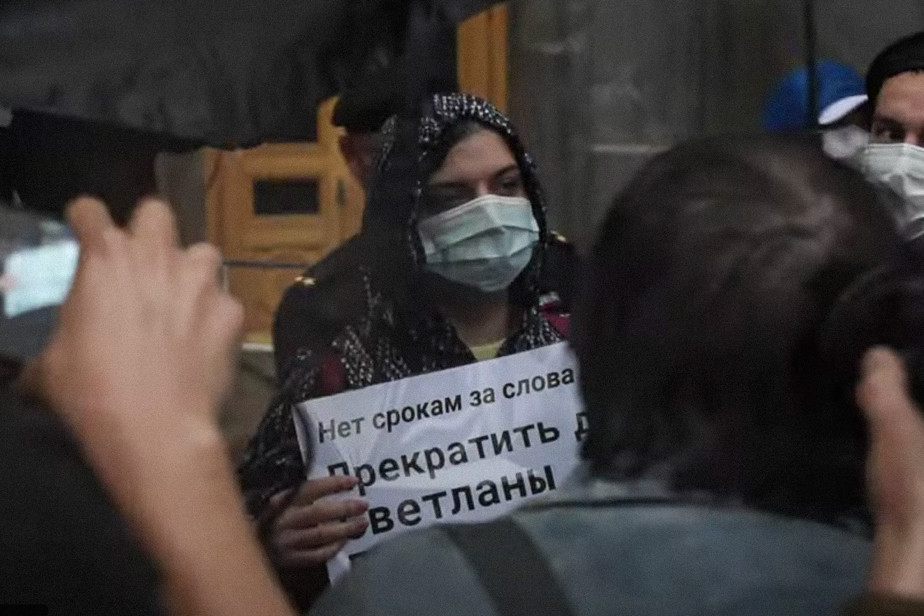 Полиция составила протокол на журналиста «7x7» Софью Крапоткину за пикет в поддержку Светланы Прокопьевой