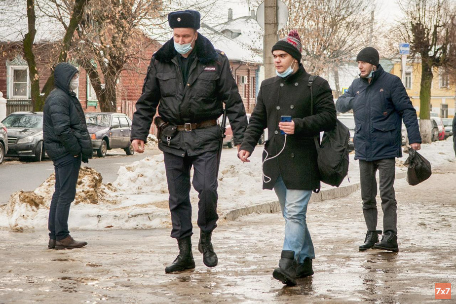 Экс-глава штаба Навального в Костроме: Мне ломали пальцы и надевали мешок на голову при задержании перед акцией 23 января
