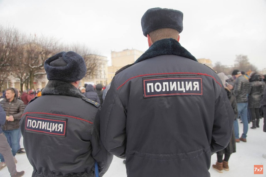 В Смоленске полицейский сказал студентам, что на митинге их распознают с помощью нейросетей