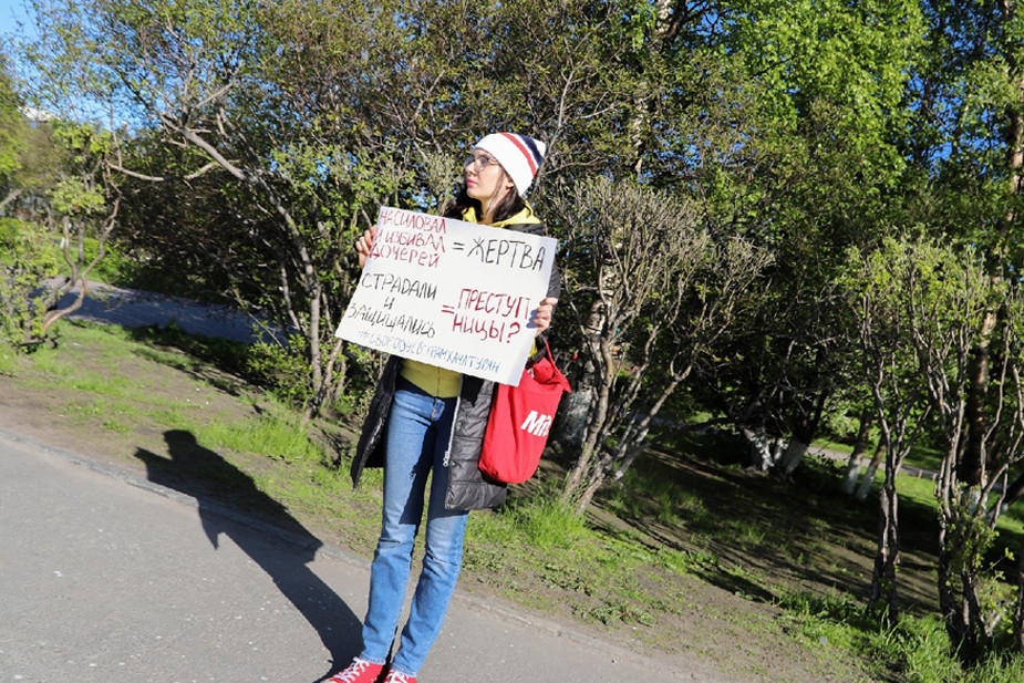 В Мурманске состоялись одиночные пикеты в поддержку сестер Хачатурян
