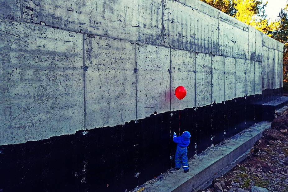 В «Каменном бору» в Петрозаводске вместо вырубленного парка появилась бетонная стена