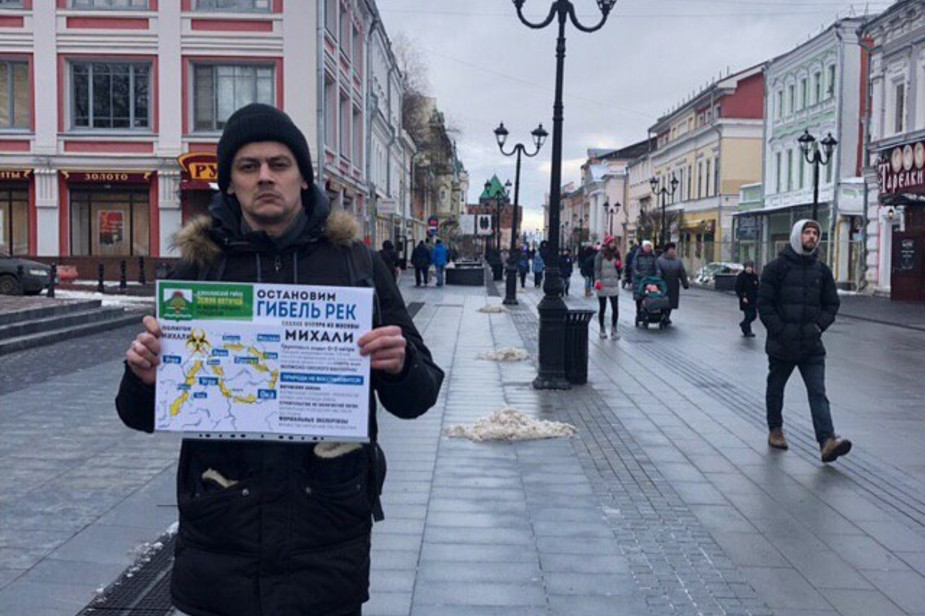 «Экоцид от Собянина». Жители регионов вышли на одиночные пикеты против полигона для московского мусора в Калужской области