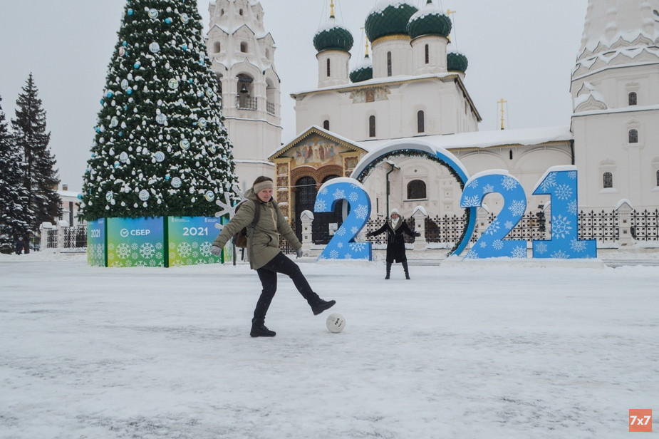 Ярославские депутаты вышли на пикет и сыграли в футбол перед зданием областного правительства