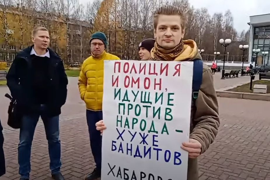 В Сыктывкаре горожане покормили голубей в поддержку Хабаровска и против политики Путина
