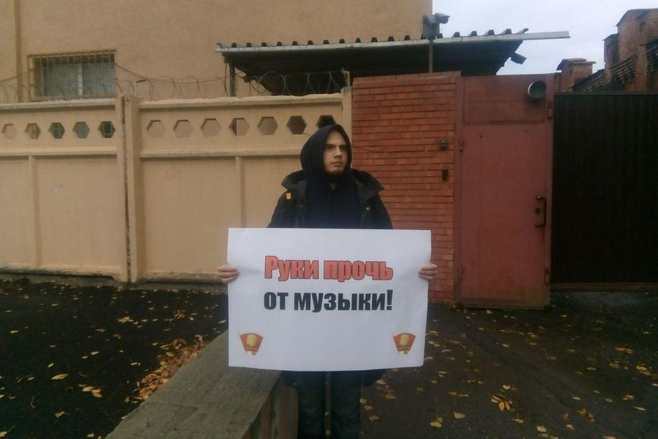 В Пензе комсомольца задержали за фотосъемку одиночного пикета против цензуры 
